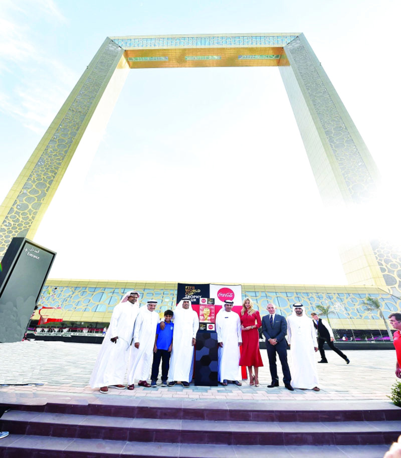 "بوجسيم وسعيد حارب وسفيرة البطولة وعدد من المسؤولين مع الكأس أمام برواز دبي | البيان"