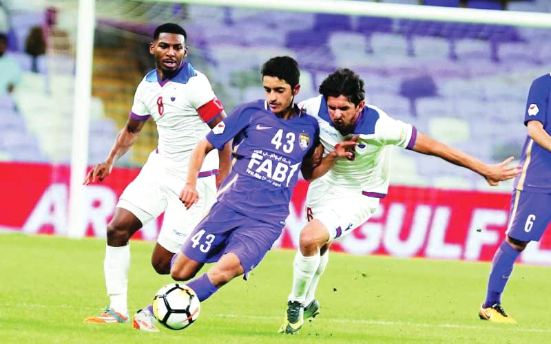 "صراع على الكرة في مباراة العين والشارقة بالدور الأول | البيان"