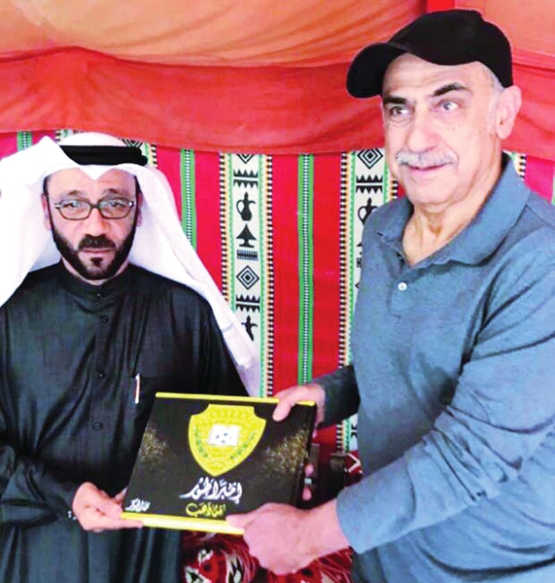"جاسم يعقوب يتسلم «إمبراطور من ذهب» من عبد الله الرميثي | من المصدر"