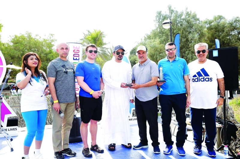 "حارب وآل رحمة يتسلمان درع «مطارات دبي» من مشاري البناي | البيان"