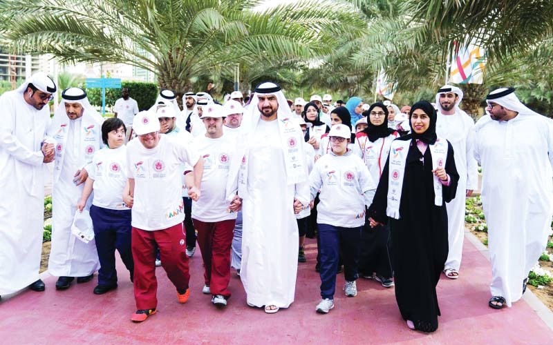"عبد الله بن سالم القاسمي وحصة بوحميد خلال المشاركة في المبادرة | البيان"