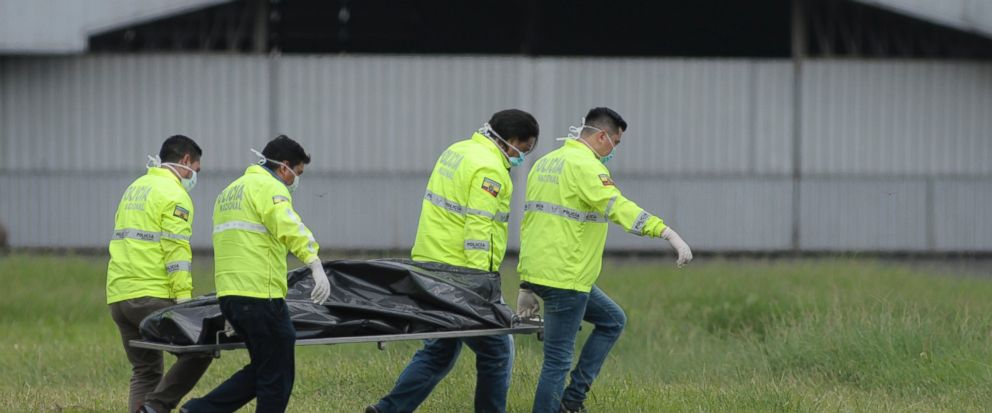 إلغاء رحلة جوية في الإكوادور بعد سقوط رجلين من طائرة
