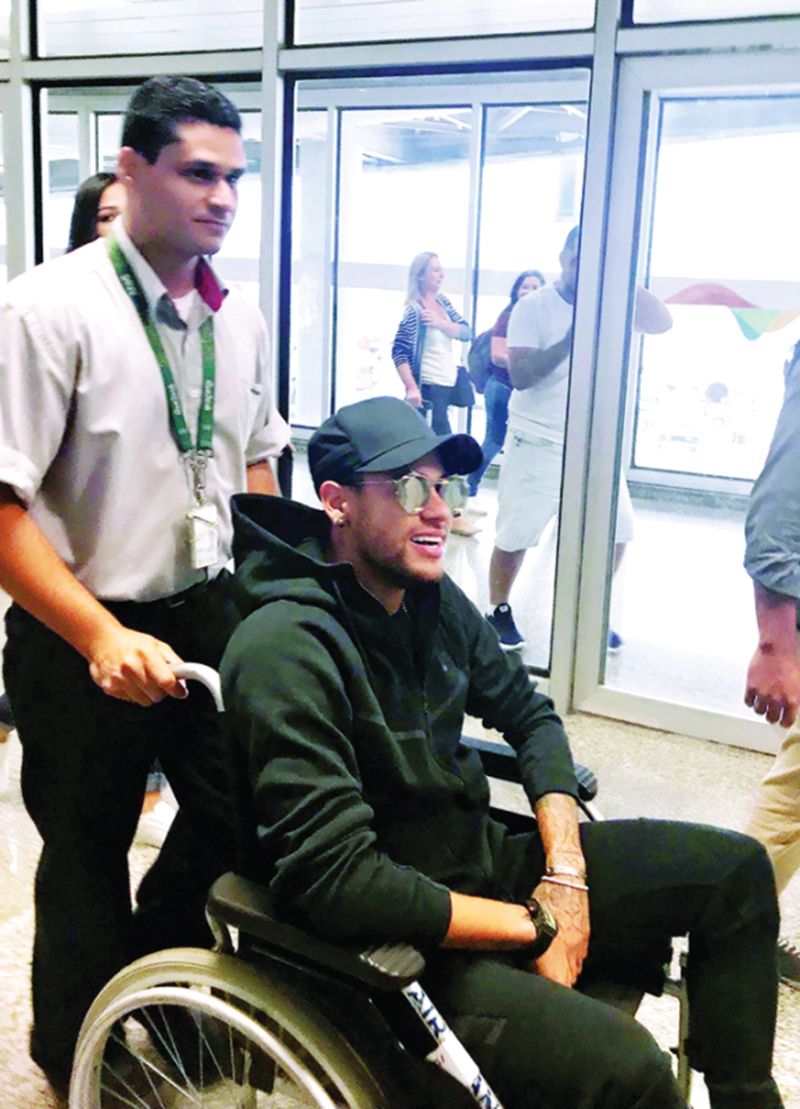 "Brazilian superstar Neymar arrives at Rio de Janeiro after flying from Paris on March 1, 2018 ahead of an operation on his fractured foot. Brazilian superstar Neymar flew into Rio de Janeiro early Thursday ahead of an operation on his fractured foot that will rule him out for up to three months. Neymar suffered a hairline fracture of the fifth metatarsal in his right foot as well as a twisted ankle late in PSG's 3-0 win over Marseille in Ligue 1 on Sunday - NO COMERCIAL USE / AFP / Claire Dornald Clauzel / NO COMERCIAL USE"