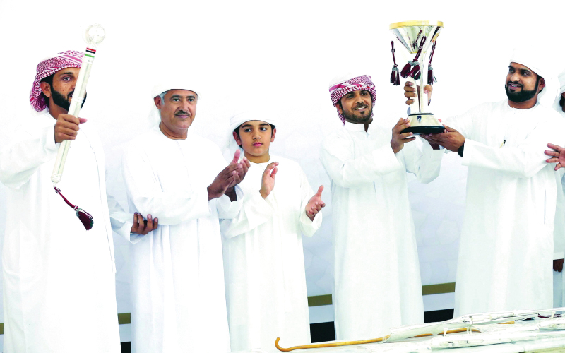 "سلطان بن حمدان خلال تتويج الفائزين بحضور محمد بن راشد بن محمد | تصوير: مجدي اسكندر"
