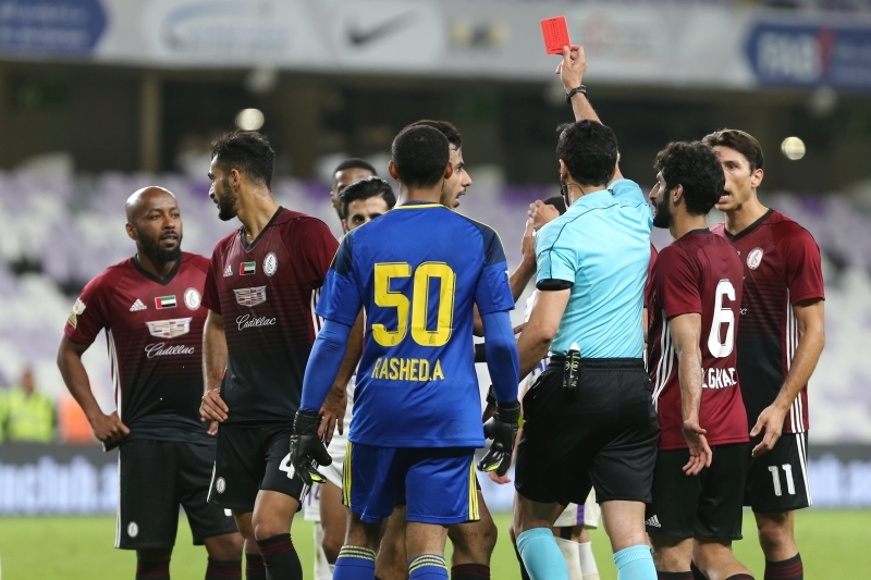 "البطاقات الحمراء بعض منها يثير الجدل وإلغاء غير المستحق منها قد يحقق العدالة | أرشيفية"