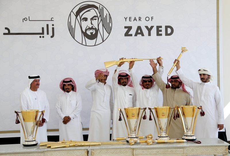 "سلطان بن حمدان خلال تتويج الفائزين | البيان"