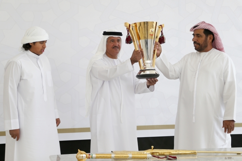 "سلطان بن حمدان يُهدي الكأس لأحد الفائزين - تصوير- مجدي اسكندر"
