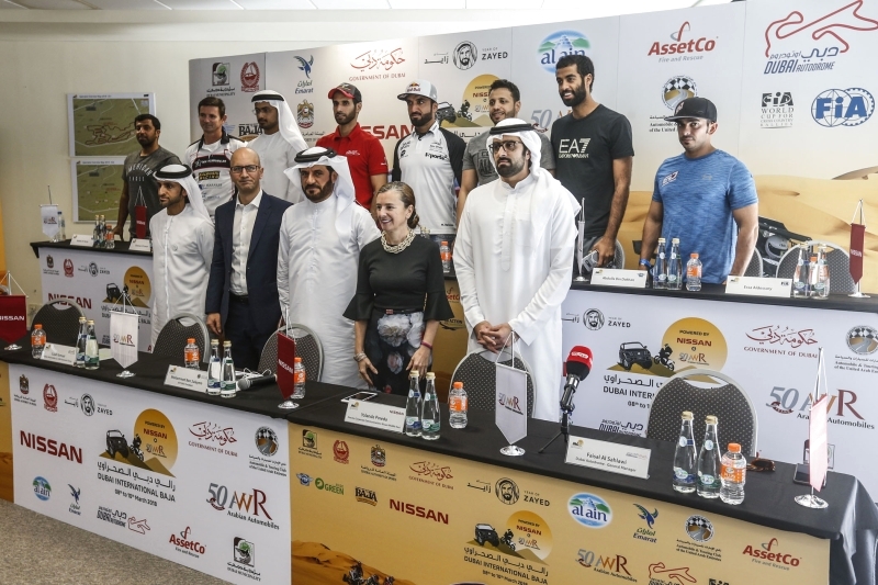 "محمد بن سليم مع المشاركين في المؤتمر الصحافي- البيان"