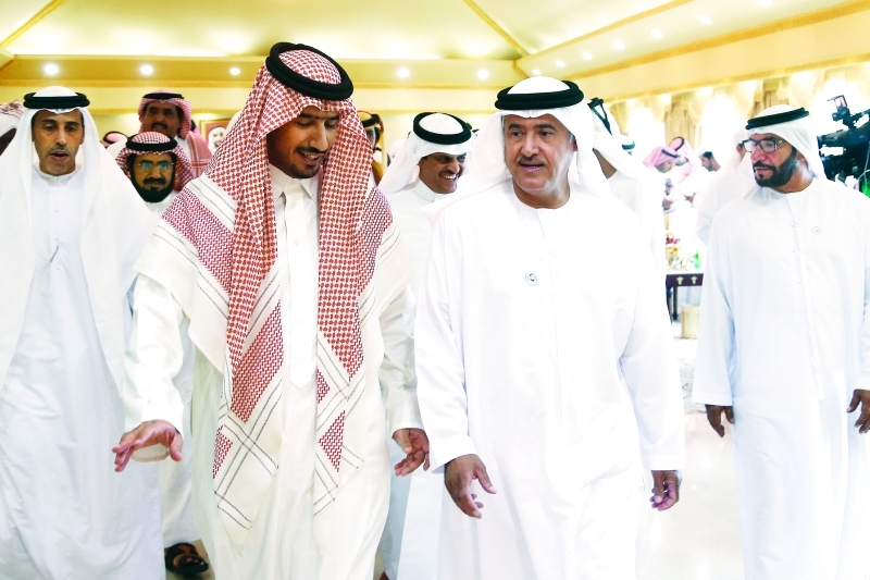 "سلطان بن حمدان لدى حضوره ختامي هجن الوثبة | تصوير: مجدي إسكندر"