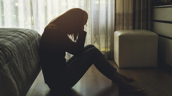 باحثون: آلام النساء أكثر غموضاً وحدة عن الرجال