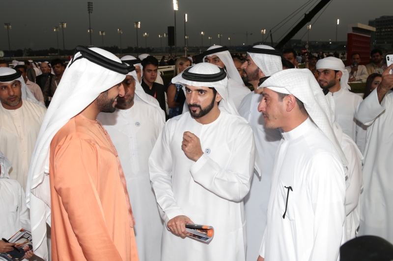 "Ⅶ حمدان بن محمد في حديث مع راشد النعيمي حول السباق بحضور سعيد جابر | تصوير ـ ناصر بابو"