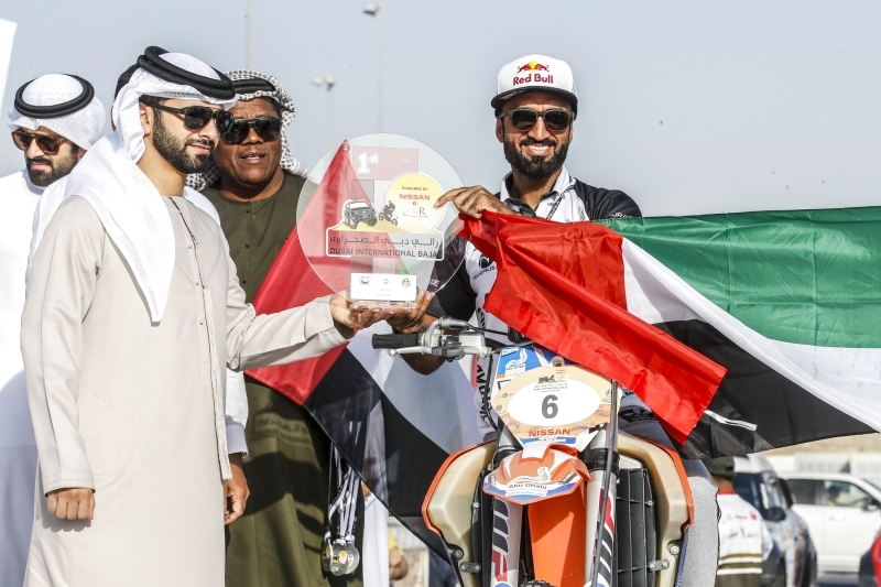 منصور بن محمد يتوج أبطال رالي دبي الصحراوي