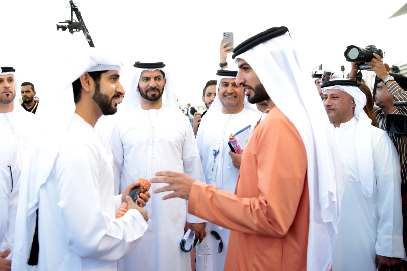 "حمدان بن محمد في لقطة مع فرسان المستقبل حمدان سعيد جابر ومحمد أحمد جابر وحمدان علي | تصوير - ناصر بابو"