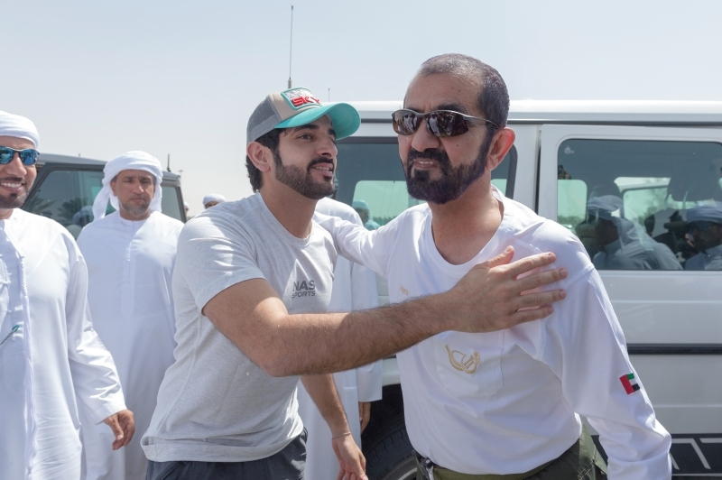 "فارس العرب في لقطة جماعية مع البطلة والوصيفة بحضور حمدان بن محمد وسعيد جابر"