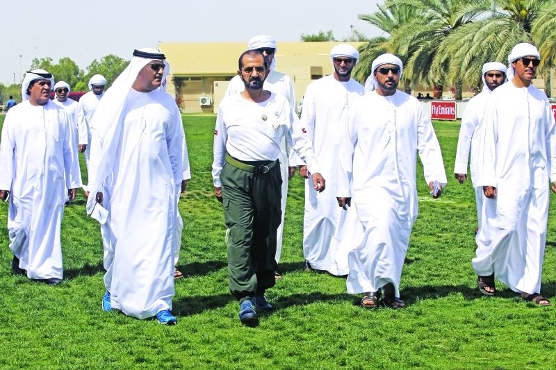 "محمد بن راشد خلال متابعته مهرجان حمدان بن محمد للقدرة بحضور سعيد الطاير وسلطان السبوسي وراشد المقعودي | تصوير: غلام كاركر"
