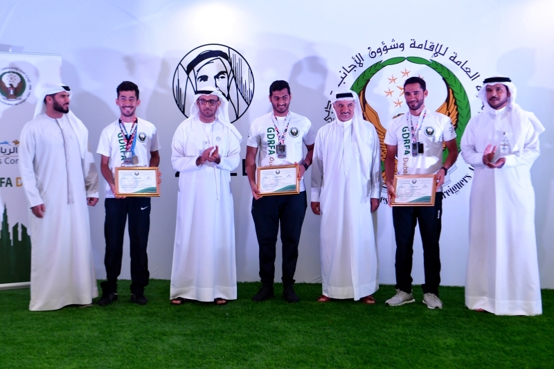"محمد المري وسعيد حارب يكرمان أبطال الترايثلون - البيان"