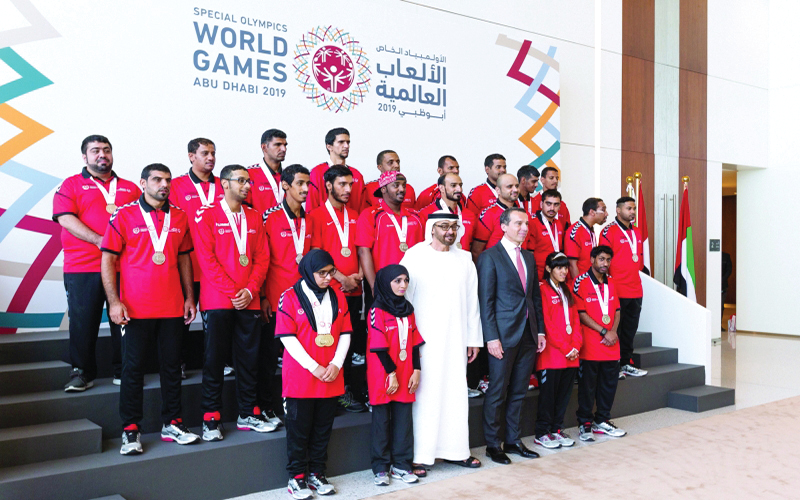 "محمد بن زايد يتوسط لاعبي المنتخب الإماراتي المشارك في الألعاب الإقليمية للأولمبياد الخاص | أرشيفية"