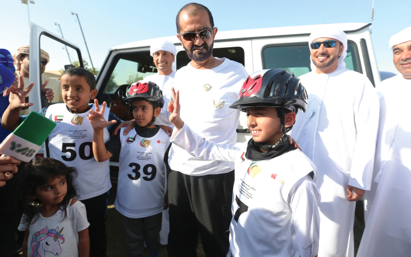 "محمد بن راشد مع فرسان «البوني » بحضور السبوسي | تصوير: عبدالله المطروشي"