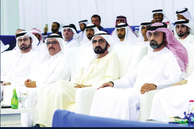 "محمد بن راشد خلال متابعته بطولة الجواد العربي بحضور حمدان بن راشد وعمار النعيمي ومحمد القرقاوي | تصوير: عماد علاء الدين"