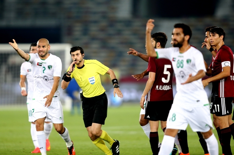 "الحكم عمر آل علي استخدم تقنية الفيديو في حسم الكثير من القرارات الهامة خلال مباراة الوحدة والإمارات تصوير مجدي اسكندر"
