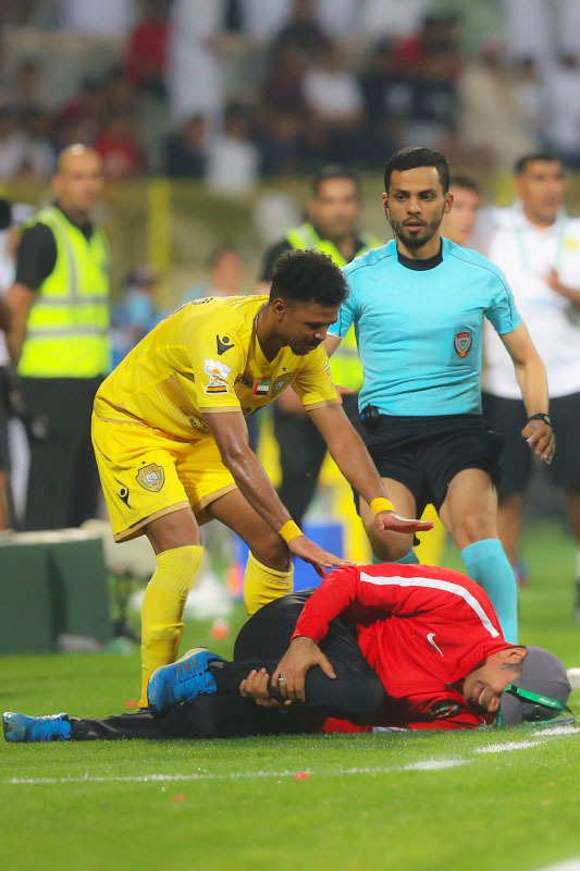 "سقوط مهدي علي بعد اصطدام خميس به ــ تصوير: عيسى البلوشي"
