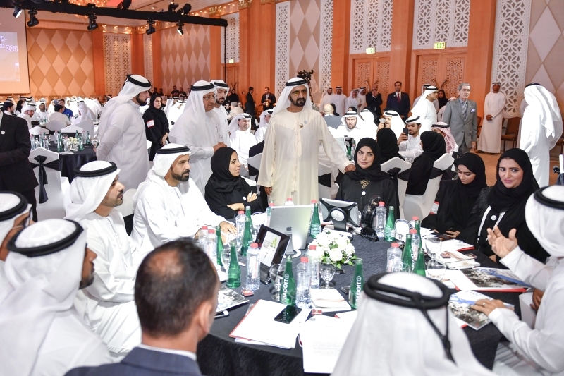 "محمد بن راشد يستمع للمتحدثين بحضور حمدان ومكتوم وأحمد ومنصور بن محمد | تصوير: هشام محمد"