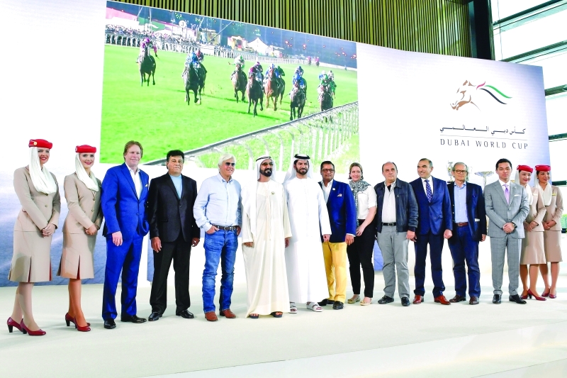 "محمد بن راشد في لقطة تذكارية مع المدربين المشاركين في شوط كأس دبي العالمي | تصوير: سيف محمد"