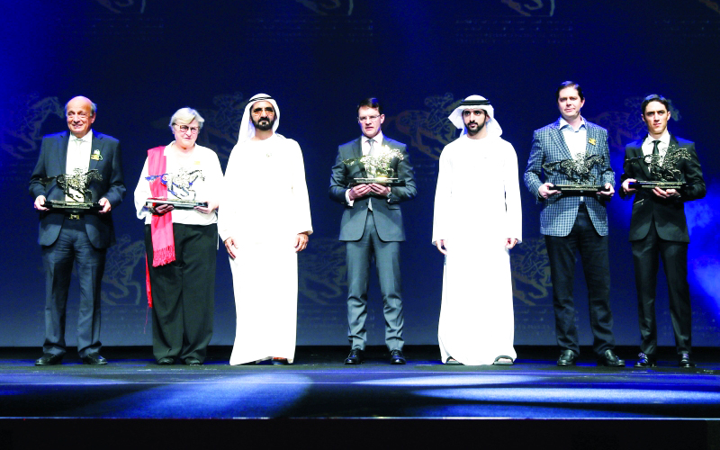 "محمد بن راشد وحمدان بن محمد في لقطة جماعية مع الفائزين بجوائز التميّز"