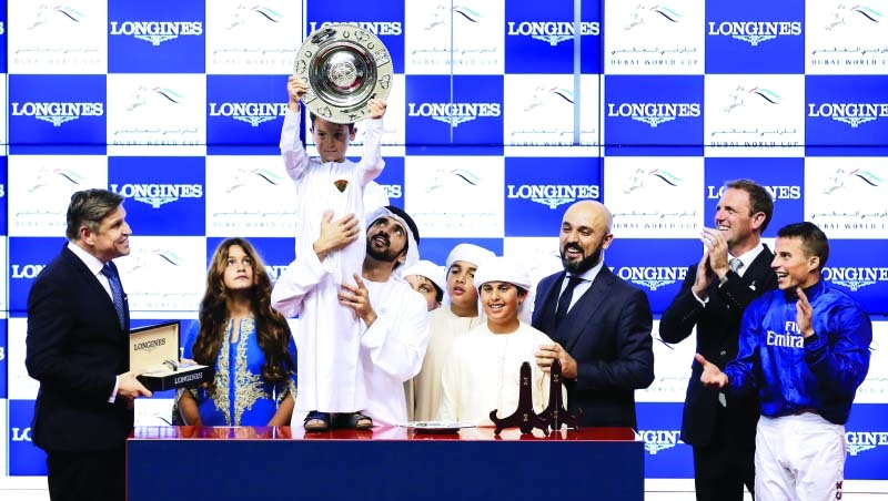 "حمدان بن محمد يتسلم كأس الشوط الثامن | البيان"