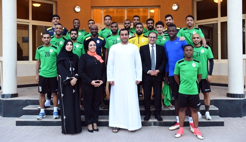 "الطويل يتوسط المشاركين في الدورة التدريبية | البيان"