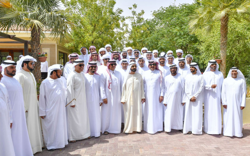 "محمد بن راشد خلال لقائه مع أبناء القبائل المشاركين في المهرجان | وام"