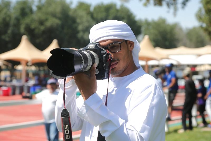 "الحضرمي خلال تصويره سباقات القدرة بالوثبة | أرشيفية"