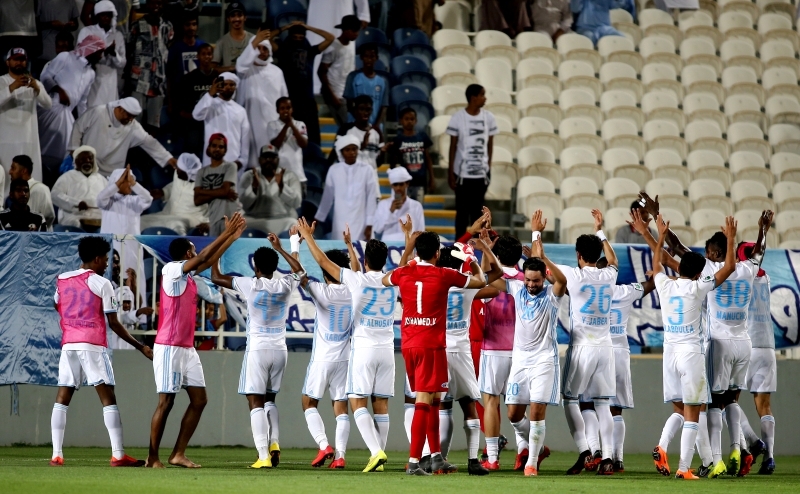 "لاعبو بني ياس يحتفلون مع جماهيرهم بالصعود للمحترفين | تصوير: مجدي اسكندر"