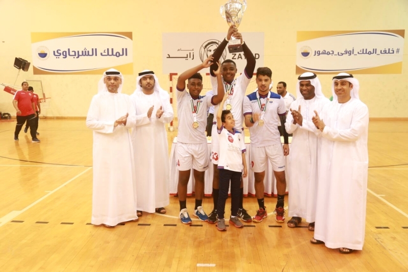 "عاشور والحمادي والمسؤولون مع الفريق البطل ـــ البيان"