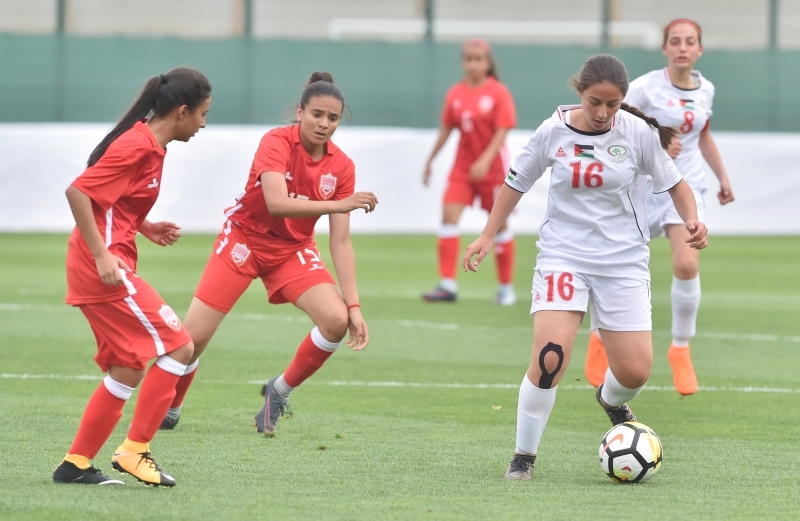 "جانب من لقاء منتخبي البحرين وفلسطين ـــ البيان"