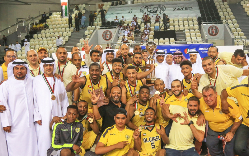 "الرميثي خلال تتويج الوصل بالكأس | تصوير : سيف الكعبي"