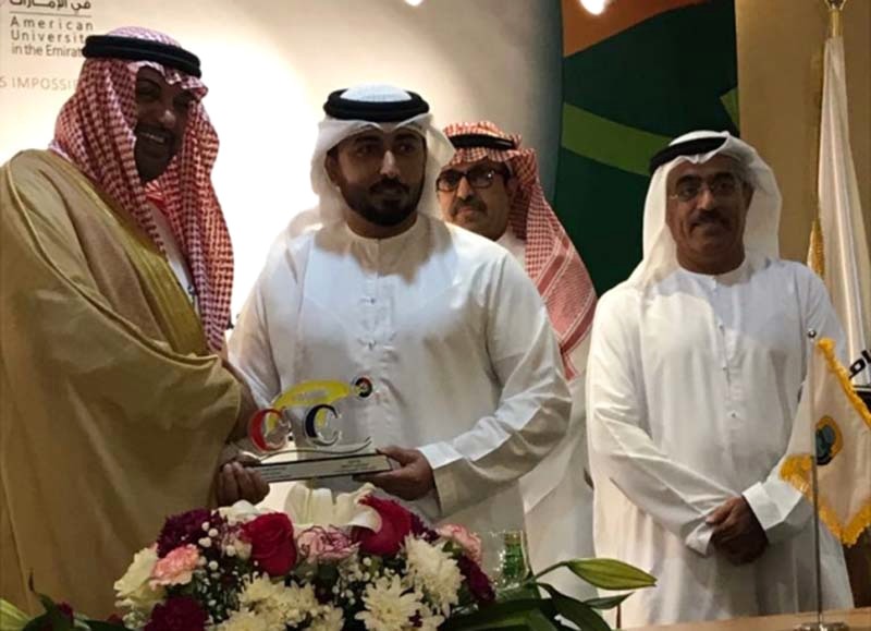 "الشعفار يهدي طلال بن بدر بن سعود درع الاتحاد بحضور الكمالي | من المصدر"