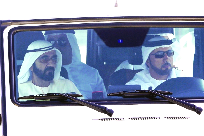"محمد بن راشد خلال متابعته سباقات المهرجان بحضور سلطان السبوسي | تصوير: عيسى البلوشي"