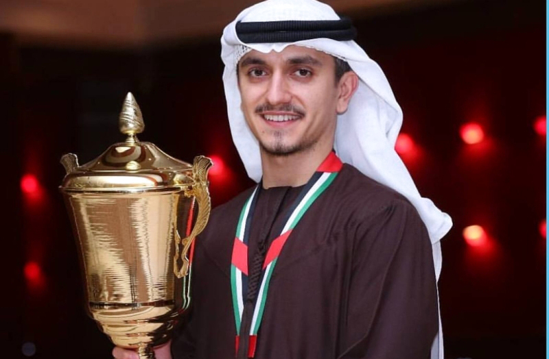 "سعيد إسحاق يحمل أحد الجوائز في مسيرته الناجحة - البيان"