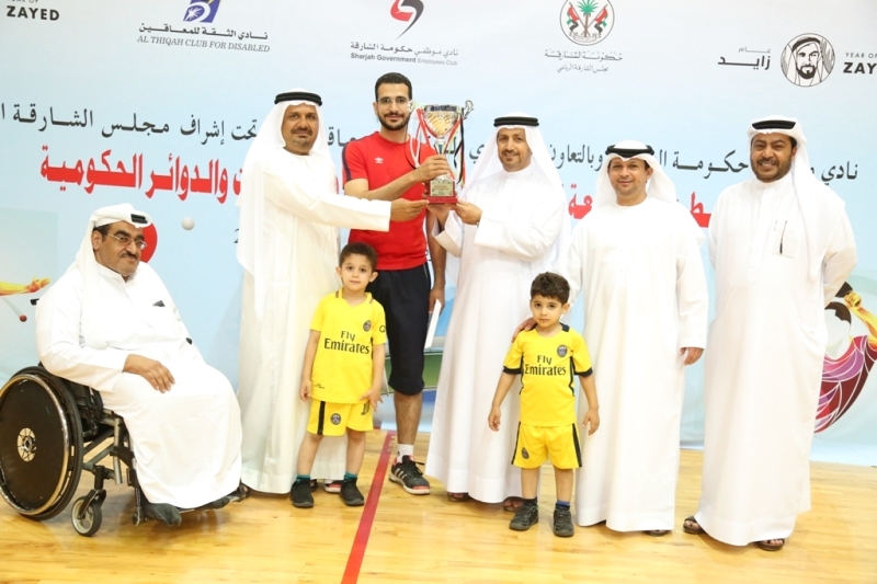 "بن خادم يسلم كأس البطولة إلى اللاعب عمرو همام من المصدر"