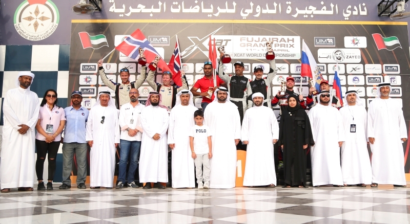 "محمد الشرقي يتوسط أبطال مونديال الزوارق بالفجيرة | تصوير: زيشان أحمد"