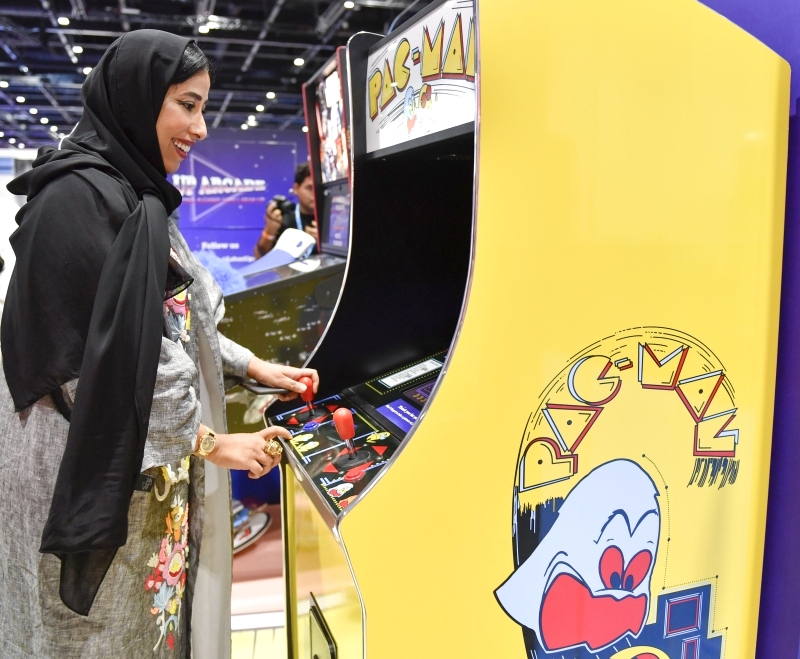 "منى المري خلال افتتاح «كوميكون2018 » | البيان"