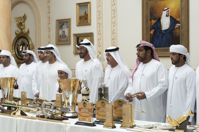 "محمد بن زايد خلال استقباله فريق هجن الرئاسة بحضور منصور بن زايد وسلطان بن حمدان | وام"