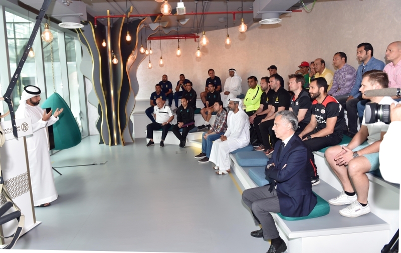 "▪ علي عمر يتوسط المتحدثين في الملتقى"