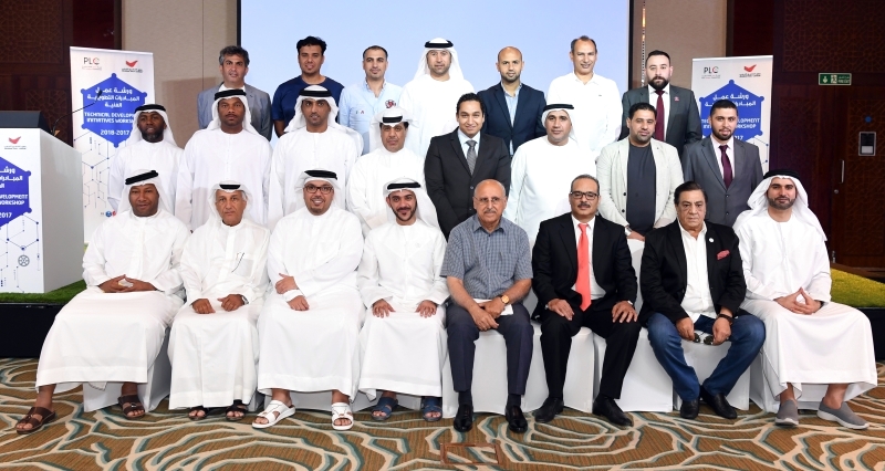 "لقطة جماعية للمشاركين في ورشة عمل المحترفين - البيان"