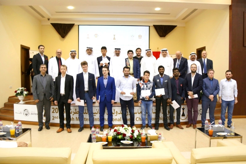 "صقر القاسمي وسعود المعلا وسرحان المعيني يتوسطون الفائزين - البيان"