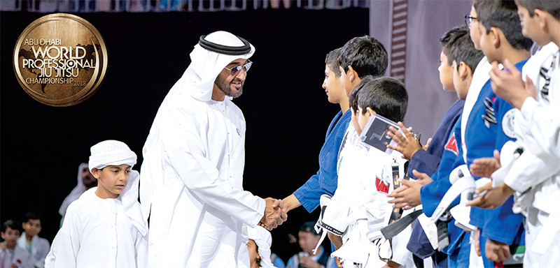 "محمد بن زايد يصافح الفائزين خلال مهرجان أبوظبي للجوجيتسو | وام"