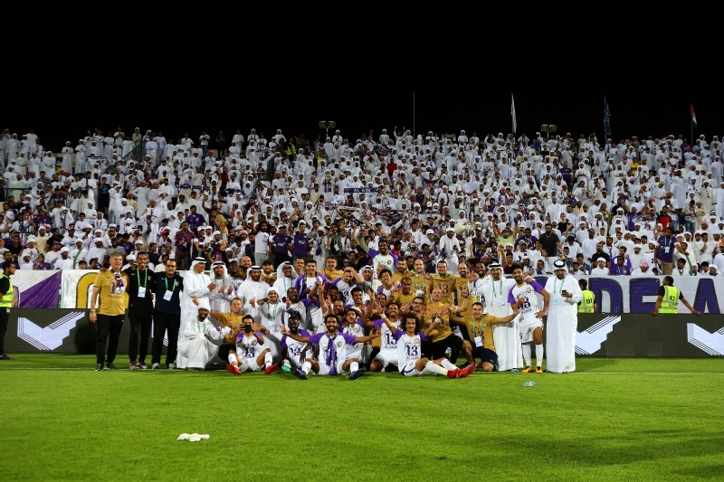 "لاعبو العين يحتفلون بالتتويج بلقب دوري الخليج العربي | تصوير - عيسى البلوشي"