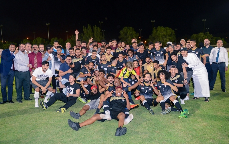 "لاعبو الفريق البطل والمسؤولين واحتفالات الفوز - البيان"
