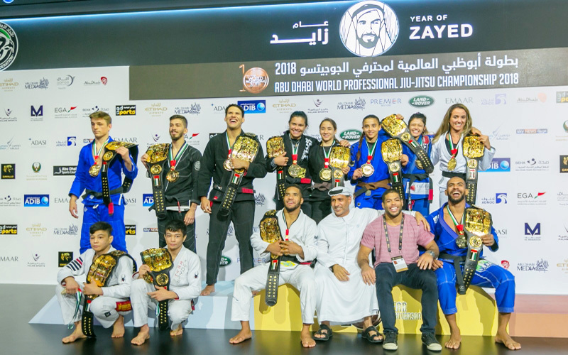 "عبد المنعم الهاشمي مع الفائزين على منصة التتويج | البيان"